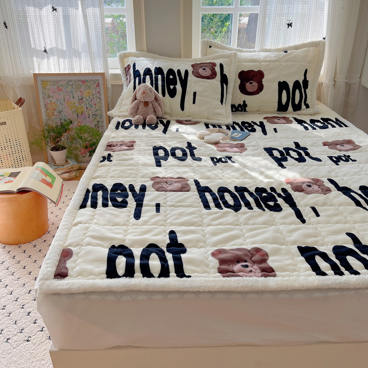 91家纺网 家纺一手货源 找家纺 红嘴企鹅 2025新款高克重牛奶绒印花床护垫床褥 字母熊