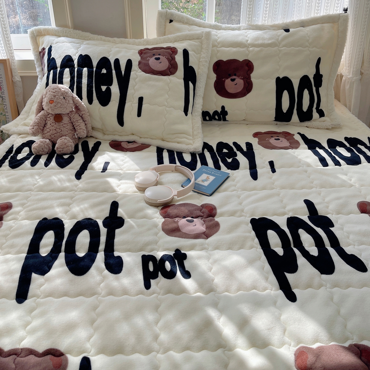 91家纺网 家纺一手货源 找家纺 红嘴企鹅 2025新款高克重牛奶绒印花床护垫床褥 字母熊