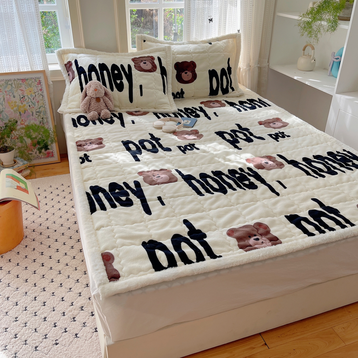 91家纺网 家纺一手货源 找家纺 红嘴企鹅 2025新款高克重牛奶绒印花床护垫床褥 字母熊