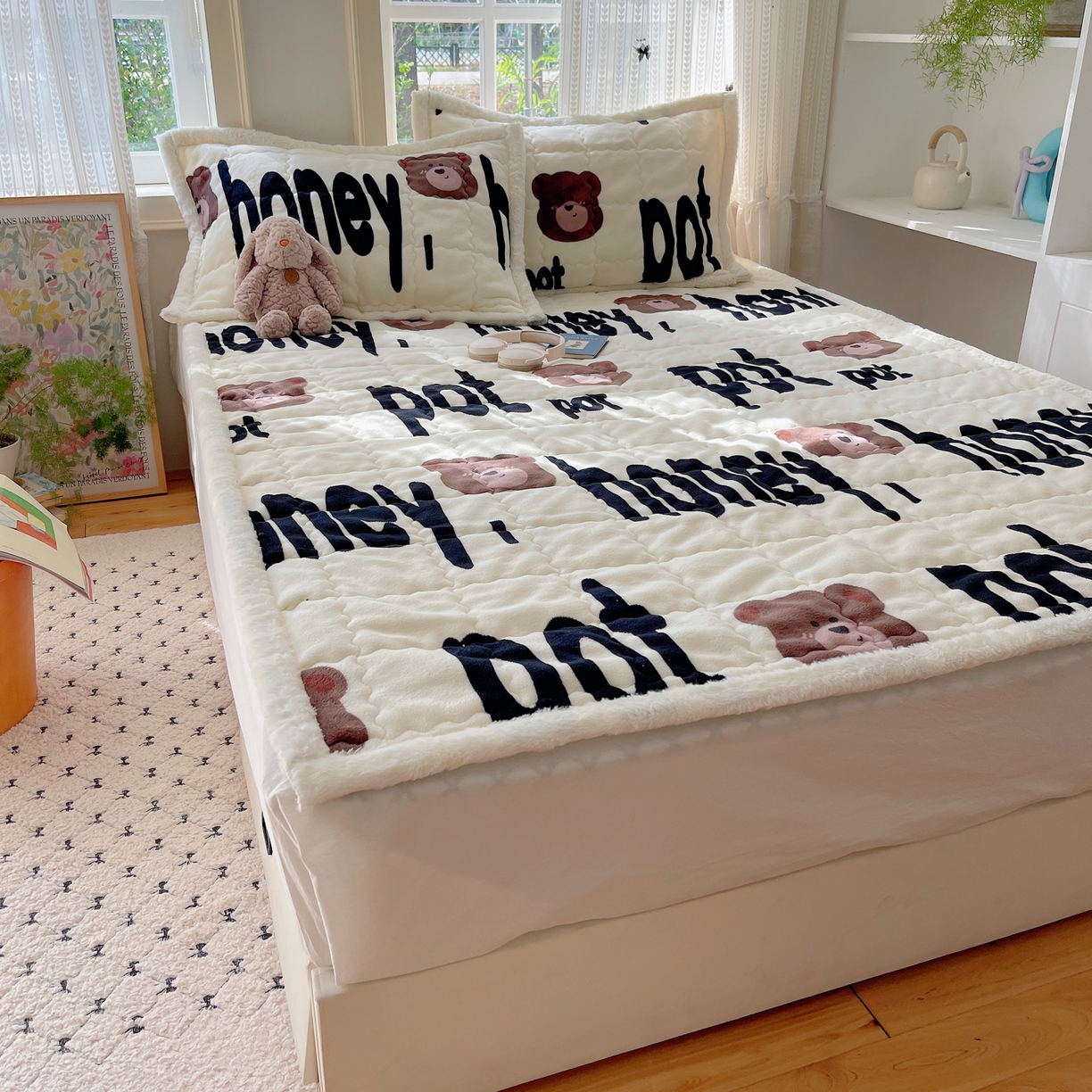 91家纺网 家纺一手货源 找家纺 红嘴企鹅 2025新款高克重牛奶绒印花床护垫床褥 字母熊