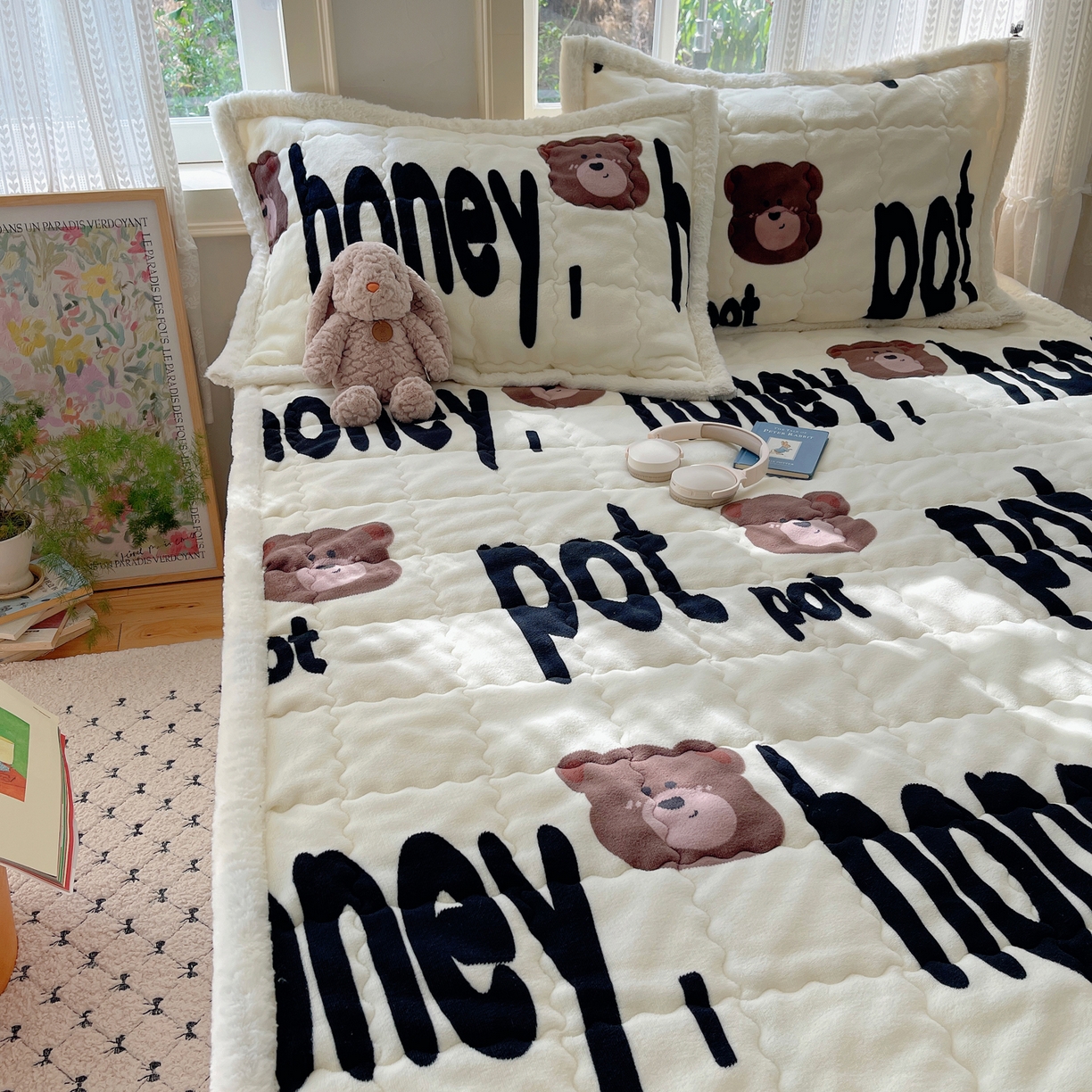 91家纺网 家纺一手货源 找家纺 红嘴企鹅 2025新款高克重牛奶绒印花床护垫床褥 字母熊