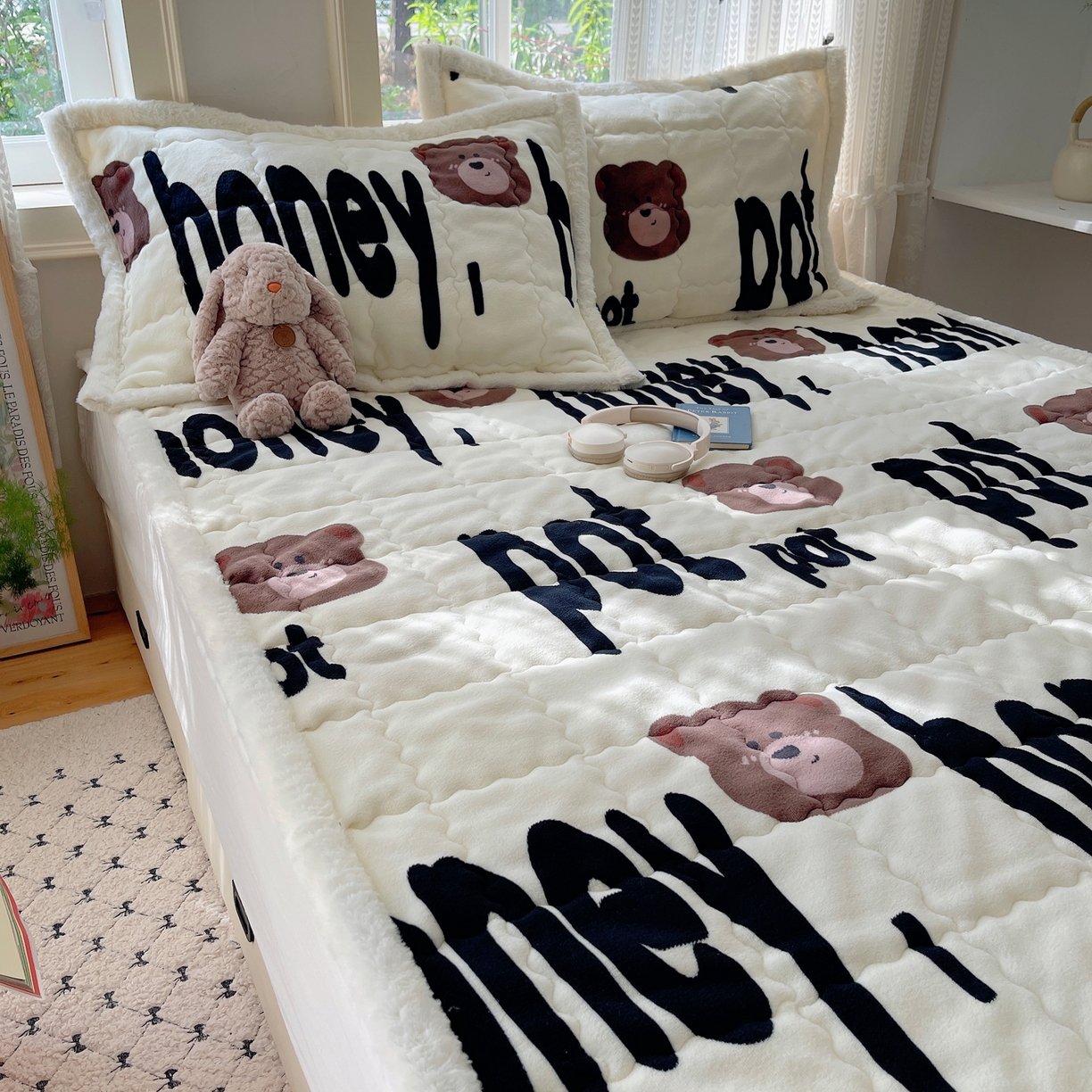 91家纺网 家纺一手货源 找家纺 红嘴企鹅 2025新款高克重牛奶绒印花床护垫床褥 字母熊