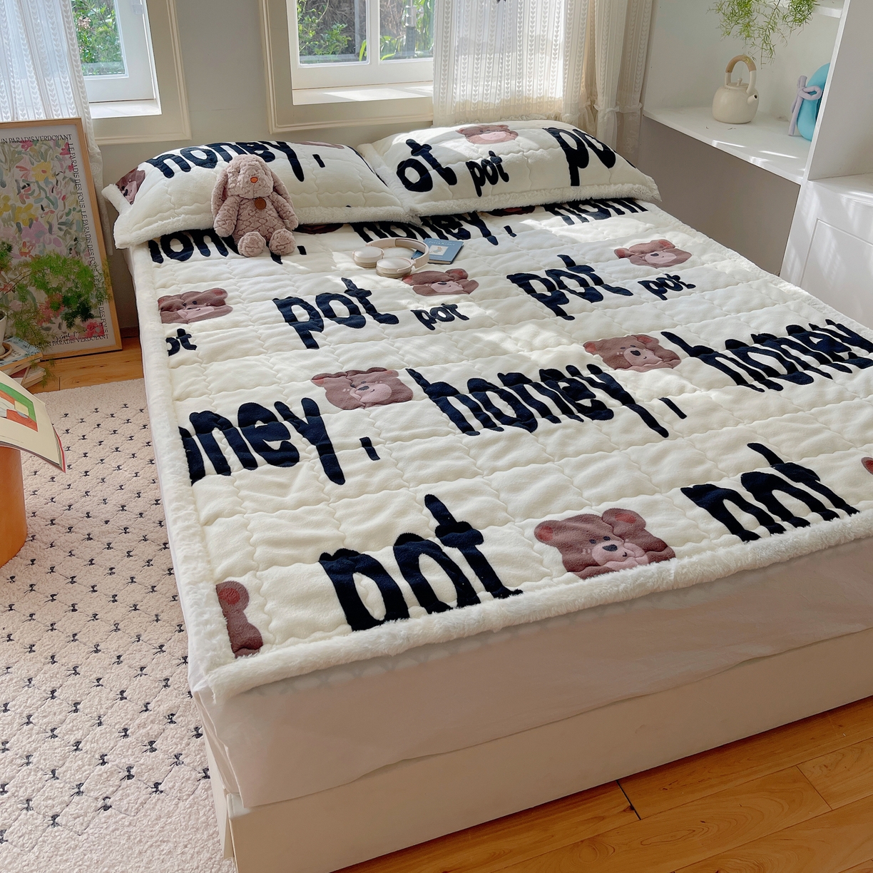 91家纺网 家纺一手货源 找家纺 红嘴企鹅 2025新款高克重牛奶绒印花床护垫床褥 字母熊