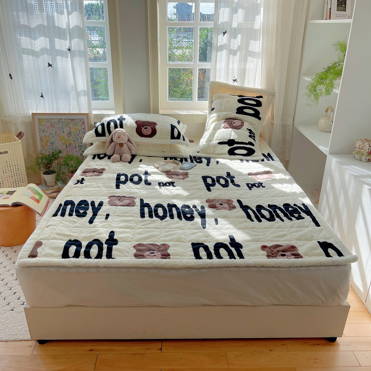 91家纺网 家纺一手货源 找家纺 红嘴企鹅 2025新款高克重牛奶绒印花床护垫床褥 字母熊