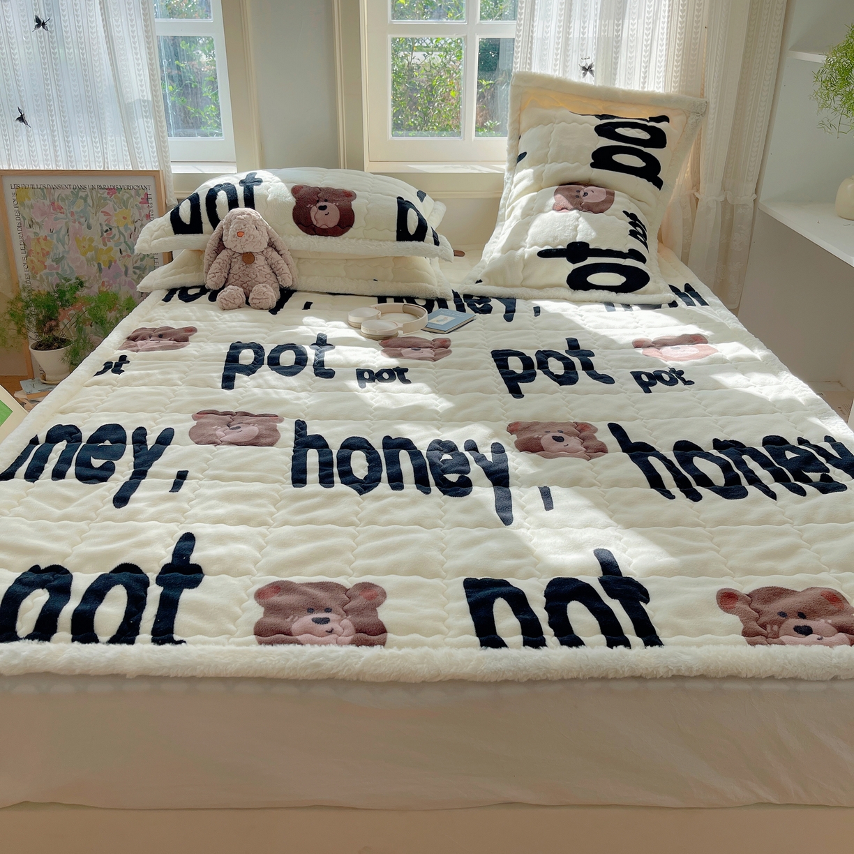 91家纺网 家纺一手货源 找家纺 红嘴企鹅 2025新款高克重牛奶绒印花床护垫床褥 字母熊