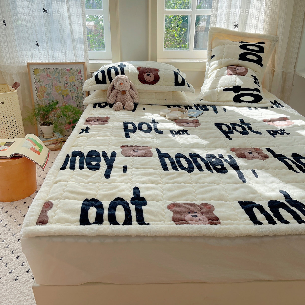 91家纺网 家纺一手货源 找家纺 红嘴企鹅 2025新款高克重牛奶绒印花床护垫床褥 字母熊