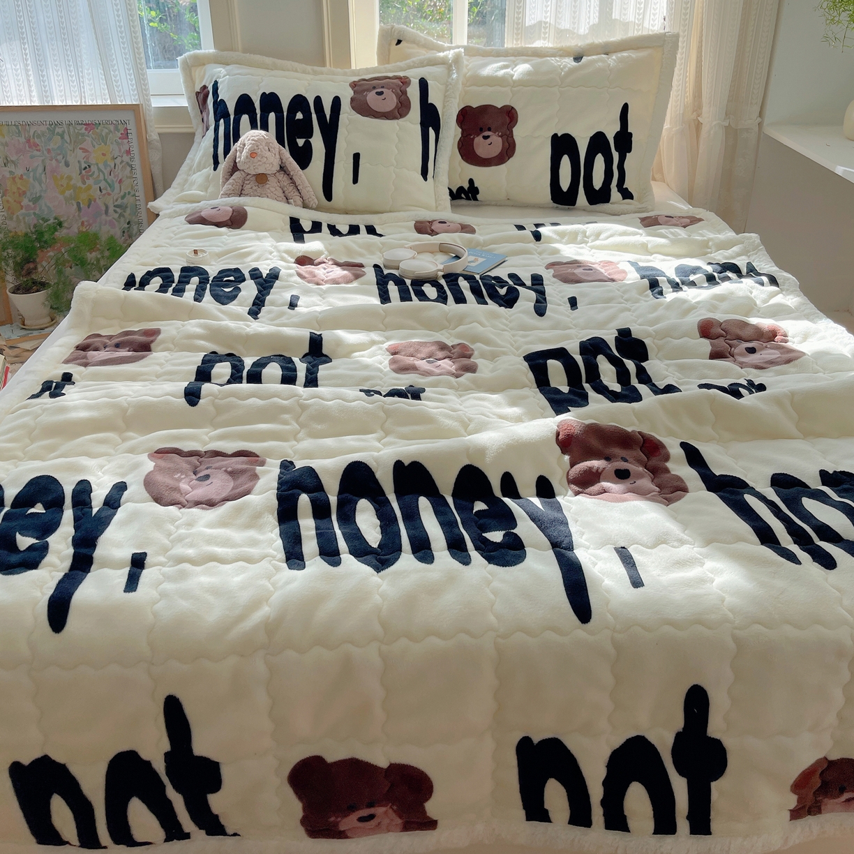 91家纺网 家纺一手货源 找家纺 红嘴企鹅 2025新款高克重牛奶绒印花床护垫床褥 字母熊