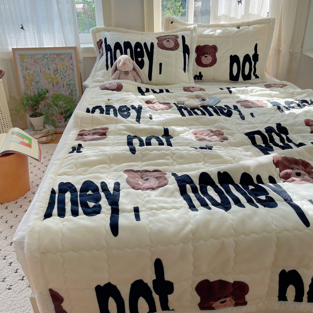 91家纺网 家纺一手货源 找家纺 红嘴企鹅 2025新款高克重牛奶绒印花床护垫床褥 字母熊