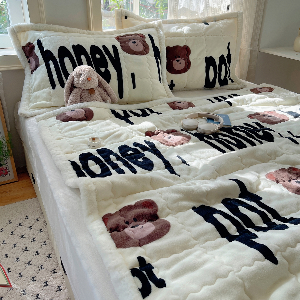 91家纺网 家纺一手货源 找家纺 红嘴企鹅 2025新款高克重牛奶绒印花床护垫床褥 字母熊