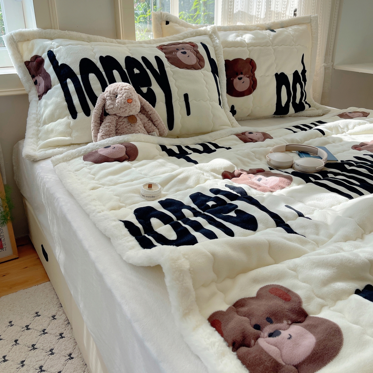 91家纺网 家纺一手货源 找家纺 红嘴企鹅 2025新款高克重牛奶绒印花床护垫床褥 字母熊