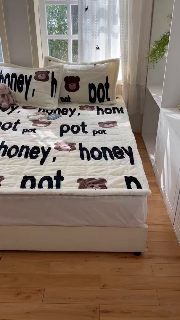 91家纺网 家纺一手货源 找家纺 红嘴企鹅 2025新款高克重牛奶绒印花床护垫床褥 字母熊