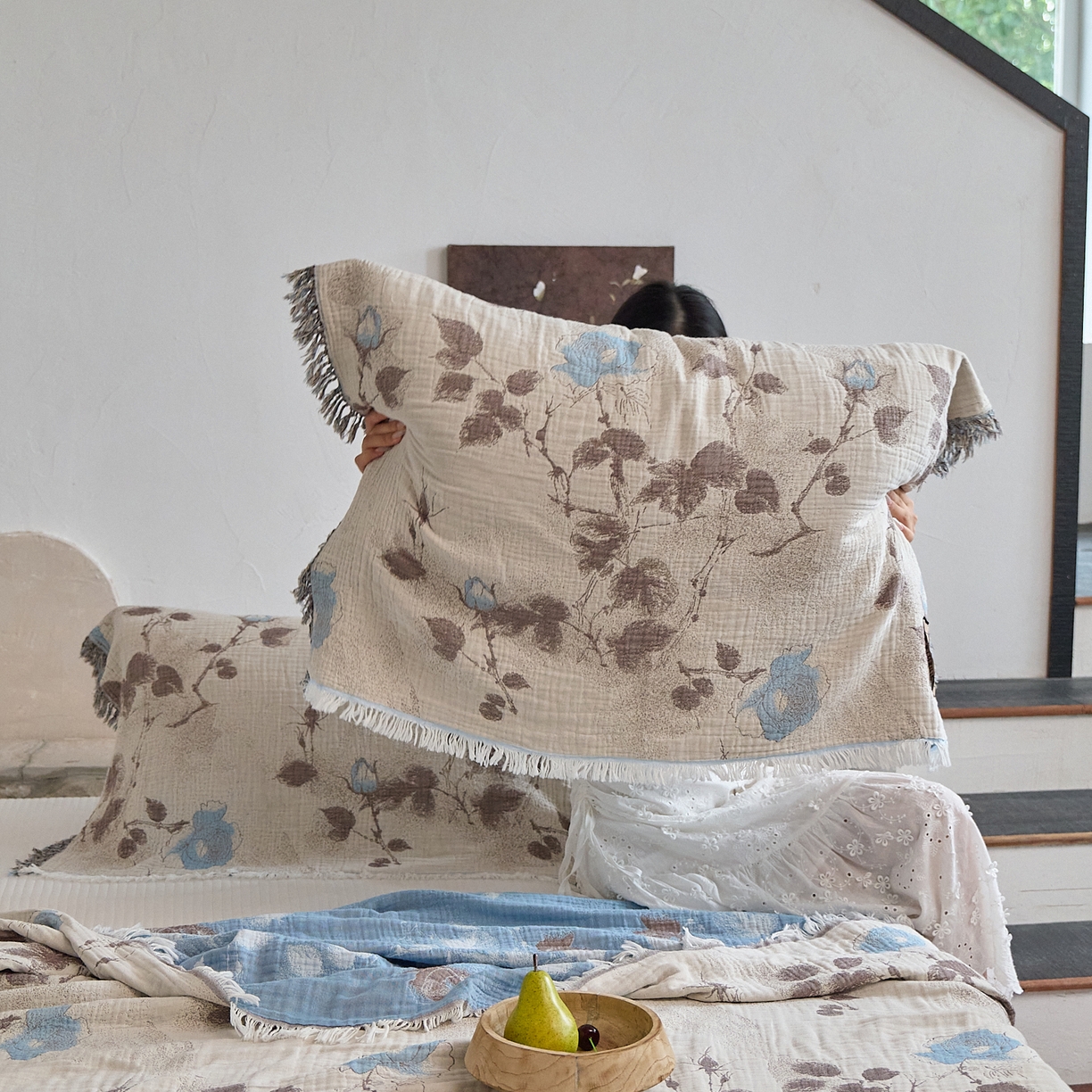 91家纺网 家纺一手货源 找家纺 沐瑟家纺 2025新款色织提花全棉流苏纱布枕巾 枝蘭