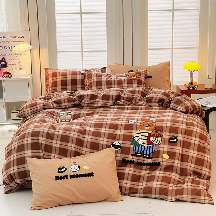 91家纺网 家纺一手货源 找家纺 炫拼家纺 2025新款A类全棉40支水洗棉毛巾绣四件套-卡通多巴胺 面包熊