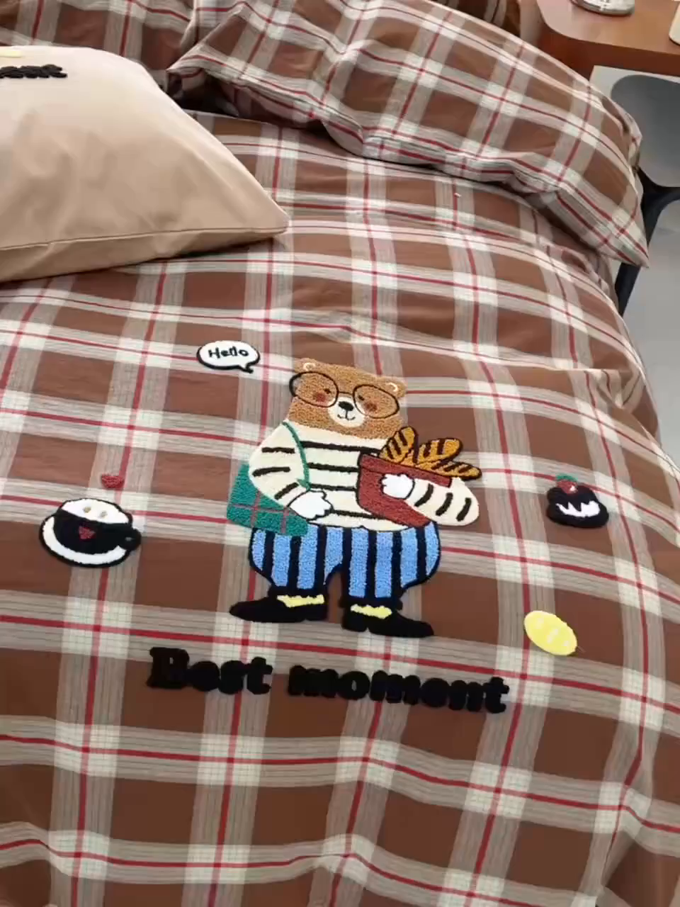 91家纺网 家纺一手货源 找家纺 炫拼家纺 2025新款A类全棉40支水洗棉毛巾绣四件套-卡通多巴胺 面包熊