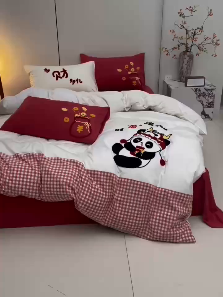 91家纺网 家纺一手货源 找家纺 炫拼家纺 2026新款A类全棉40支水洗棉毛巾绣四件套-卡通多巴胺 财源滚滚