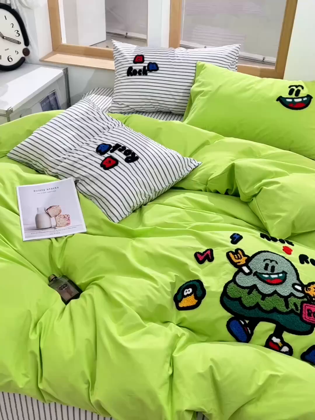 91家纺网 家纺一手货源 找家纺 炫拼家纺 2025新款A类全棉40支水洗棉毛巾绣四件套-卡通多巴胺 酷仔小树