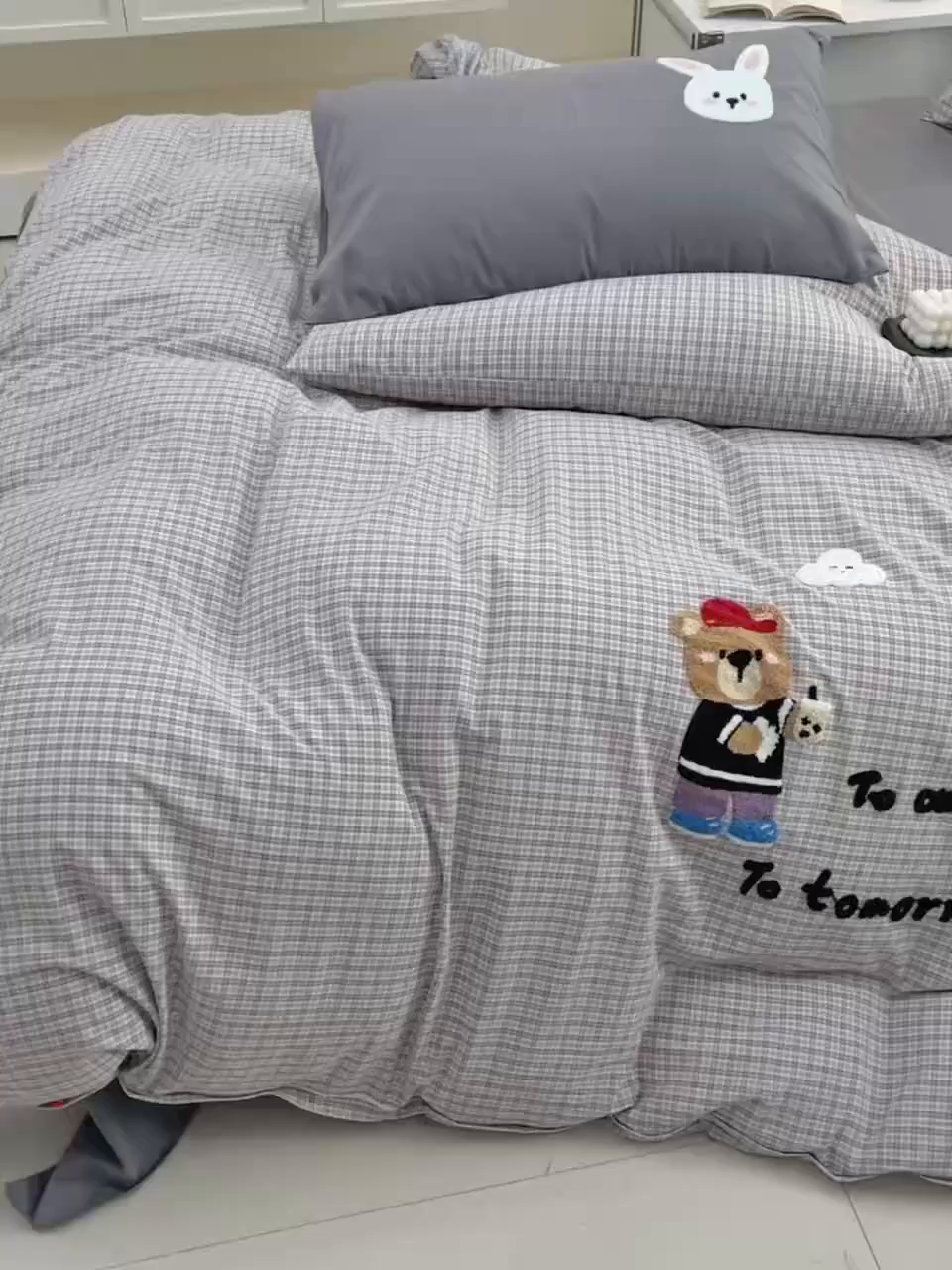 91家纺网 家纺一手货源 找家纺 炫拼家纺 2025新款A类全棉40支水洗棉毛巾绣四件套-卡通多巴胺 快乐伙伴