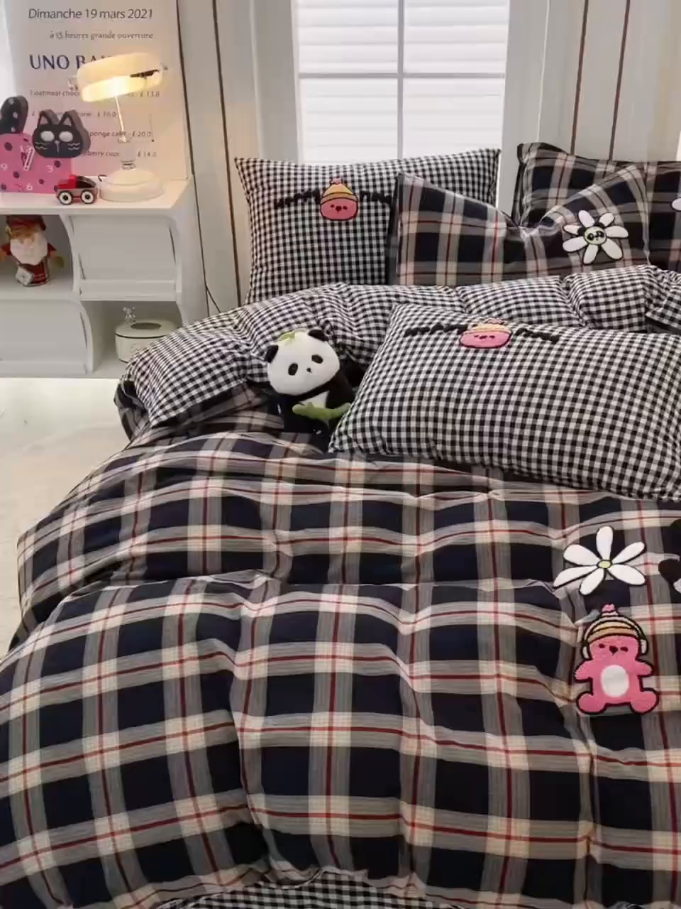 91家纺网 家纺一手货源 找家纺 炫拼家纺 2025新款A类全棉40支水洗棉毛巾绣四件套-卡通多巴胺 快乐时光