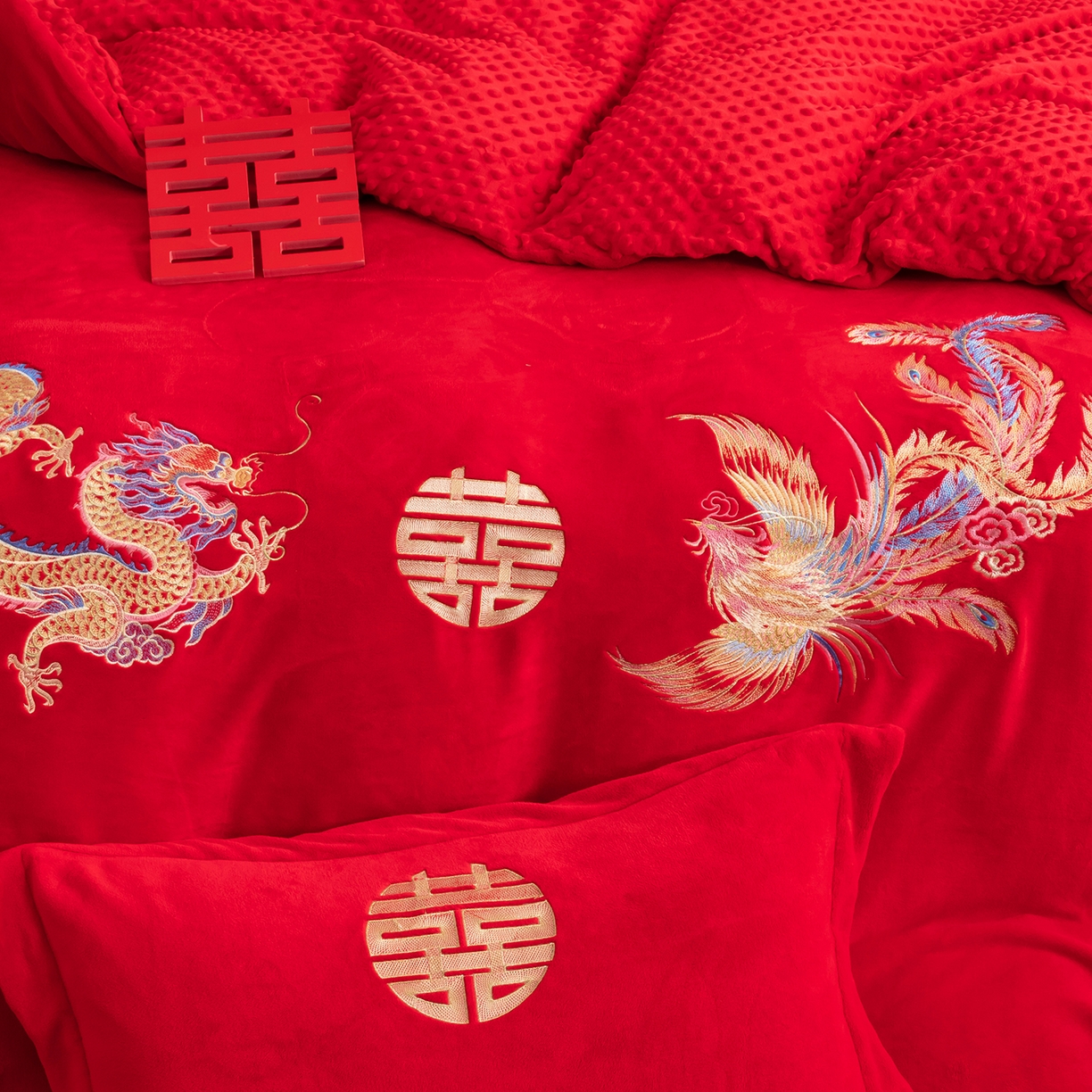 91家纺网 家纺一手货源 找家纺 卓缦家纺 2025新款牛奶绒豆豆绒婚庆四件套 龙悦凤鸣