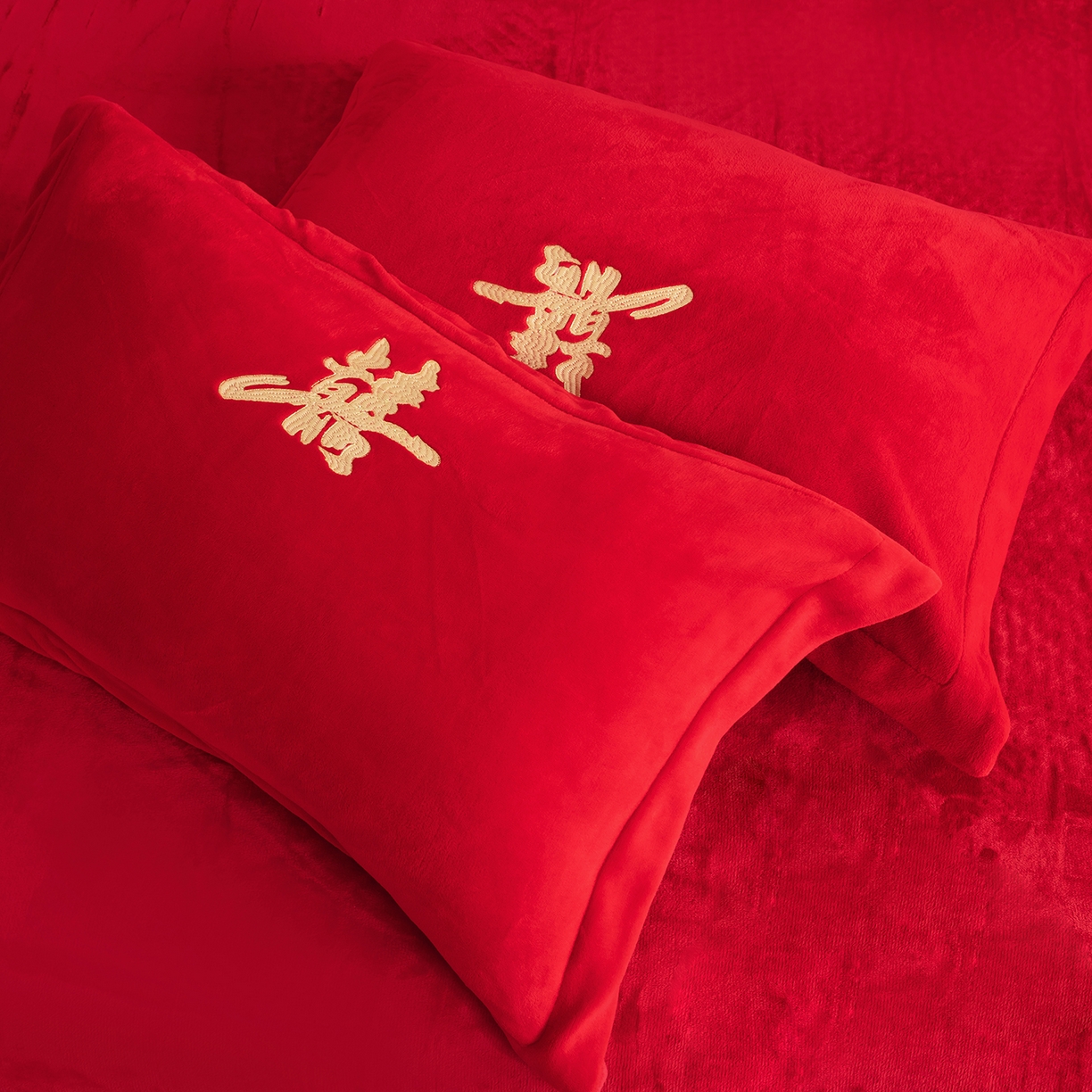 91家纺网 家纺一手货源 找家纺 卓缦家纺 2025新款牛奶绒豆豆绒婚庆四件套 双喜临门