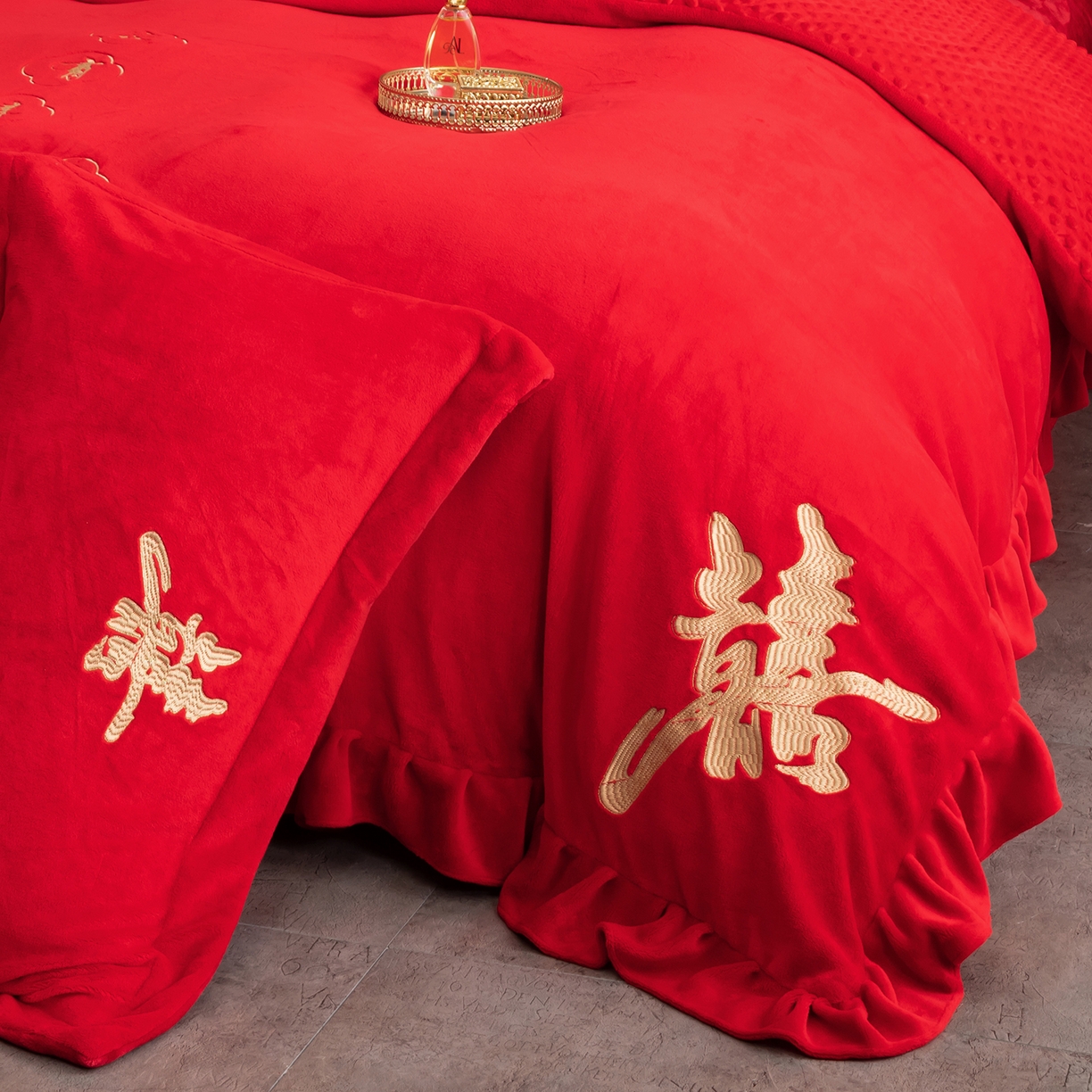 91家纺网 家纺一手货源 找家纺 卓缦家纺 2025新款牛奶绒豆豆绒婚庆四件套 双喜临门