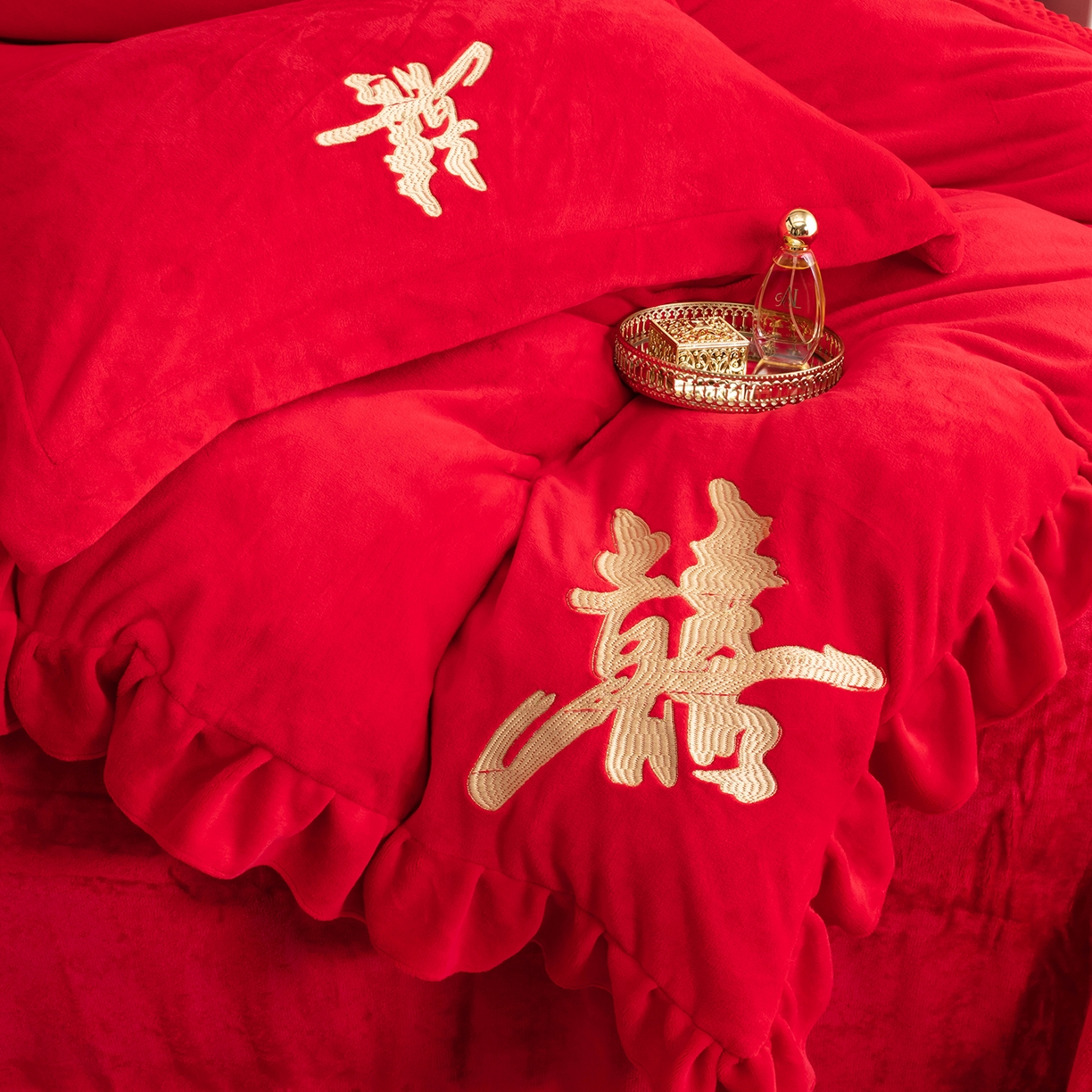 91家纺网 家纺一手货源 找家纺 卓缦家纺 2025新款牛奶绒豆豆绒婚庆四件套 双喜临门