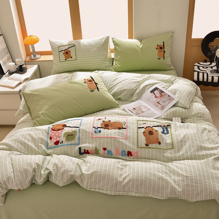 91家纺网 家纺一手货源 找家纺 炫拼家纺 2025新款A类全棉40支水洗棉毛巾绣四件套-卡通多巴胺 惬意时光