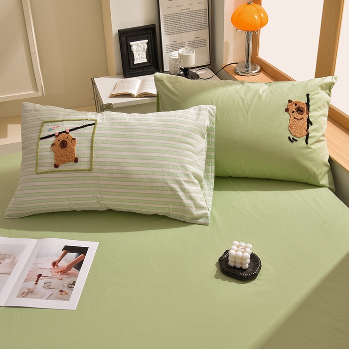 91家纺网 家纺一手货源 找家纺 炫拼家纺 2025新款A类全棉40支水洗棉毛巾绣四件套-卡通多巴胺 惬意时光