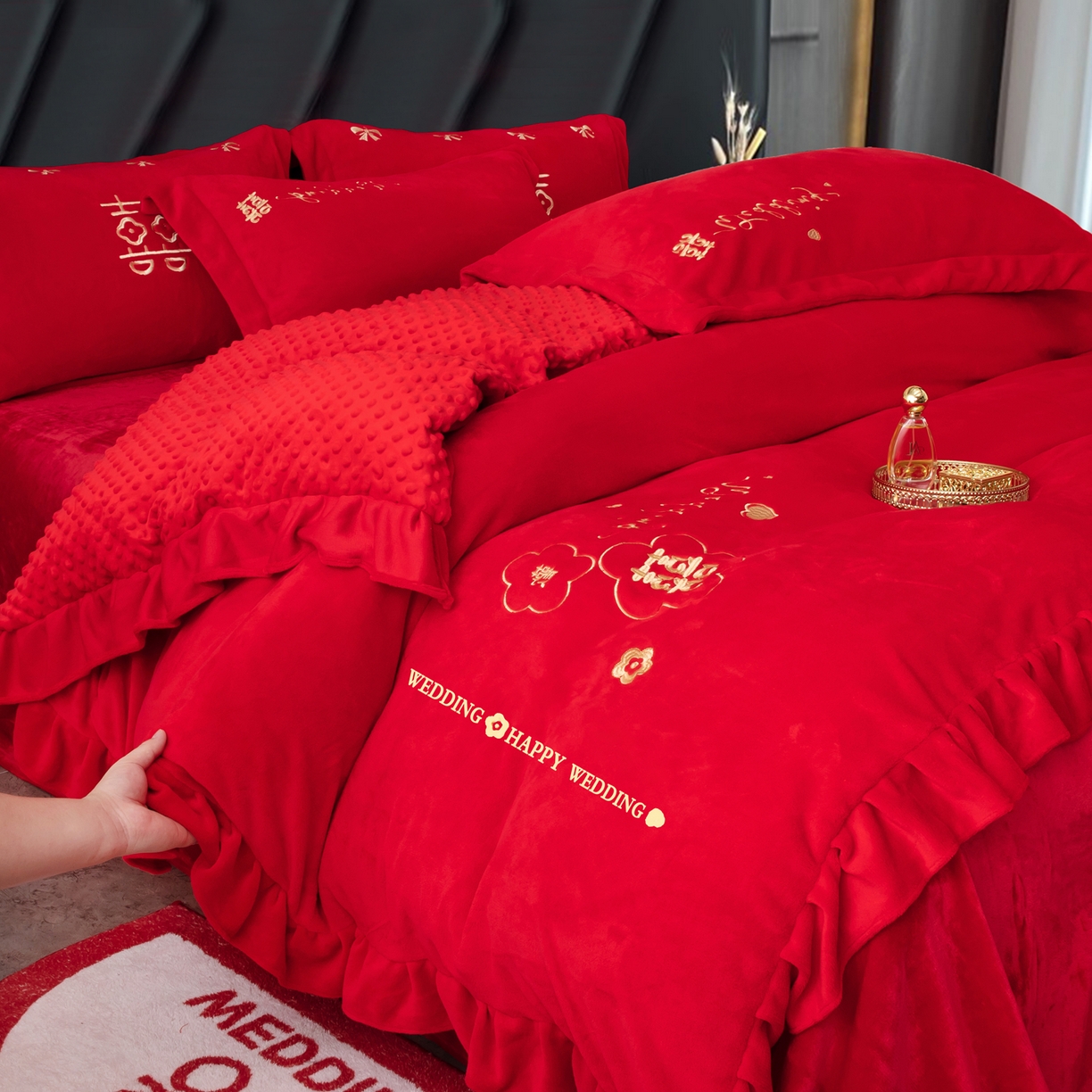 91家纺网 家纺一手货源 找家纺 卓缦家纺 2025新款牛奶绒豆豆绒婚庆四件套 欢欢喜喜