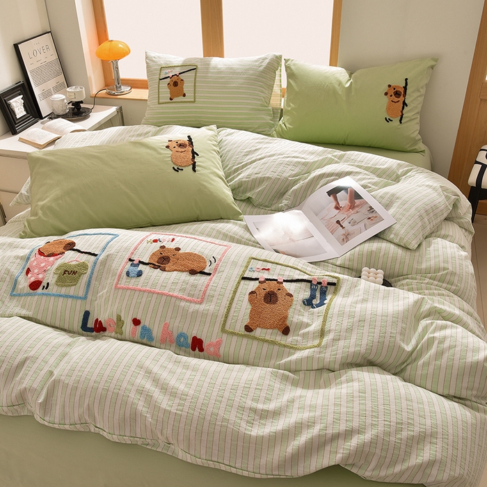 91家纺网 家纺一手货源 找家纺 炫拼家纺 2025新款A类全棉40支水洗棉毛巾绣四件套-卡通多巴胺 惬意时光