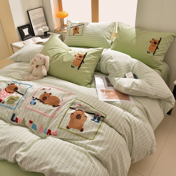 91家纺网 家纺一手货源 找家纺 炫拼家纺 2025新款A类全棉40支水洗棉毛巾绣四件套-卡通多巴胺 惬意时光