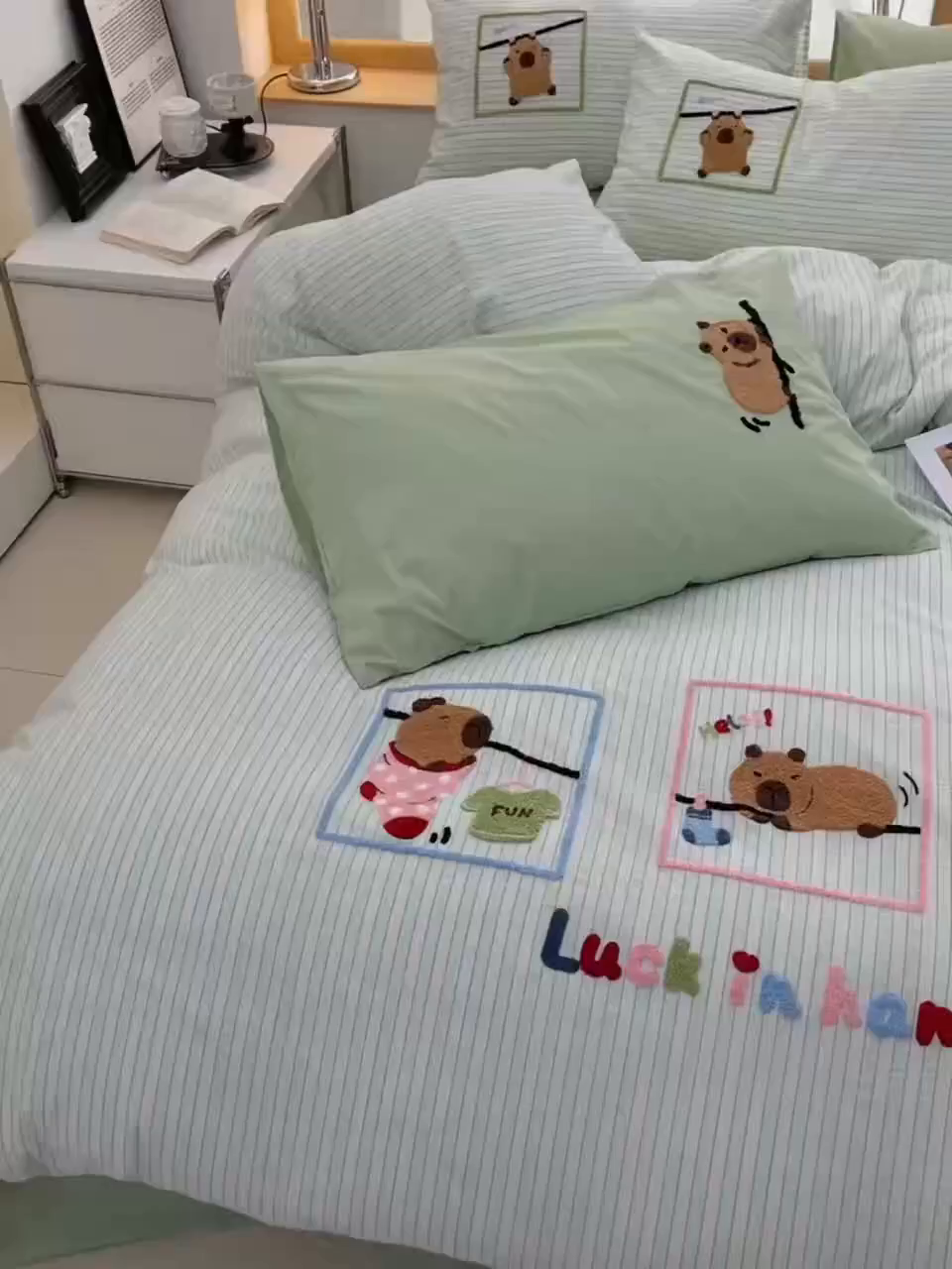 91家纺网 家纺一手货源 找家纺 炫拼家纺 2025新款A类全棉40支水洗棉毛巾绣四件套-卡通多巴胺 惬意时光