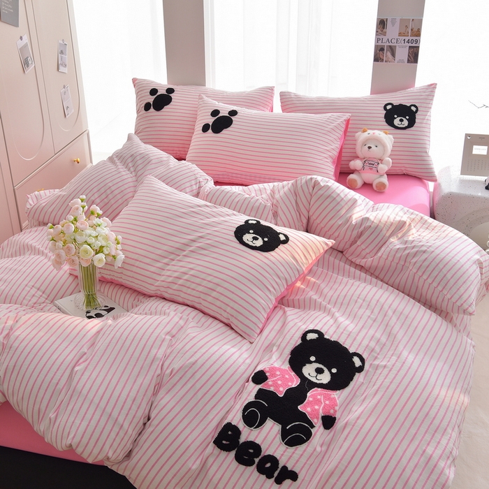 91家纺网 家纺一手货源 找家纺 炫拼家纺 2025新款A类全棉40支水洗棉毛巾绣四件套-卡通多巴胺 小黑熊