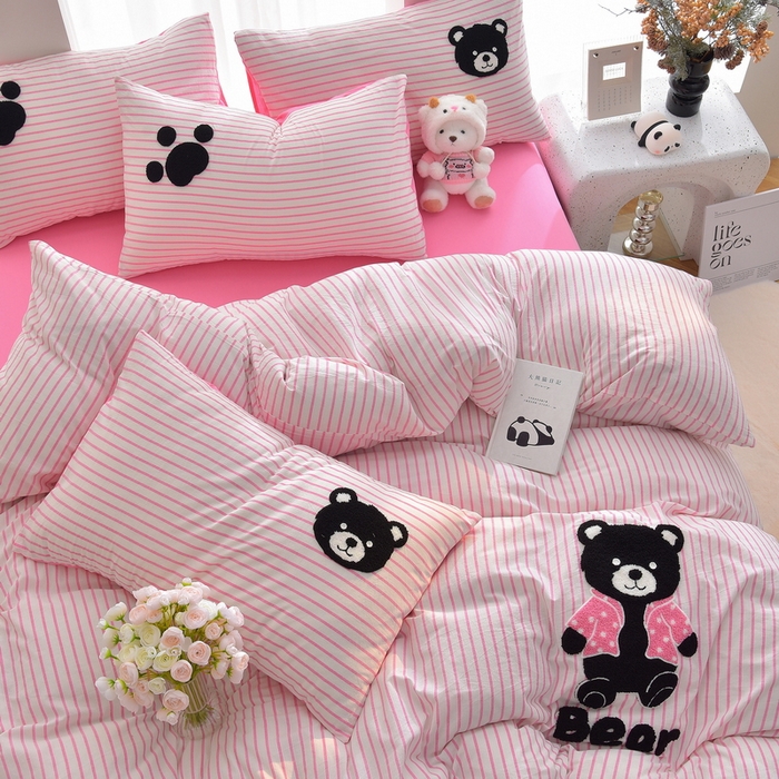 91家纺网 家纺一手货源 找家纺 炫拼家纺 2025新款A类全棉40支水洗棉毛巾绣四件套-卡通多巴胺 小黑熊