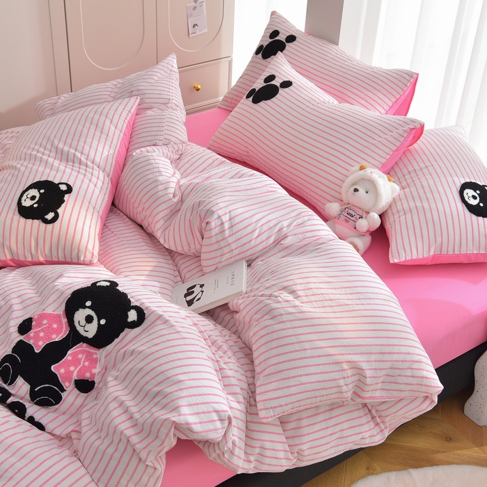 91家纺网 家纺一手货源 找家纺 炫拼家纺 2025新款A类全棉40支水洗棉毛巾绣四件套-卡通多巴胺 小黑熊