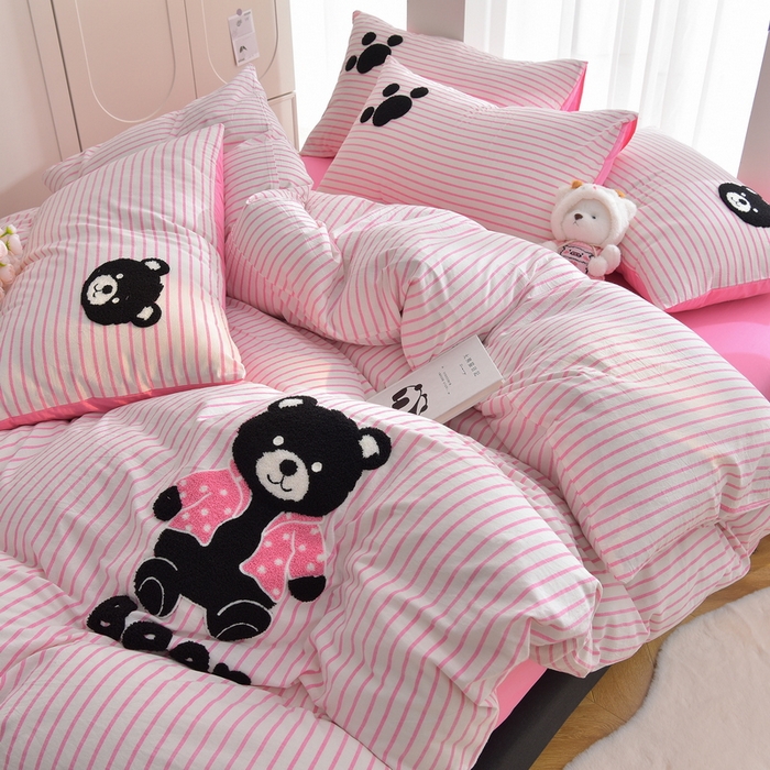 91家纺网 家纺一手货源 找家纺 炫拼家纺 2025新款A类全棉40支水洗棉毛巾绣四件套-卡通多巴胺 小黑熊