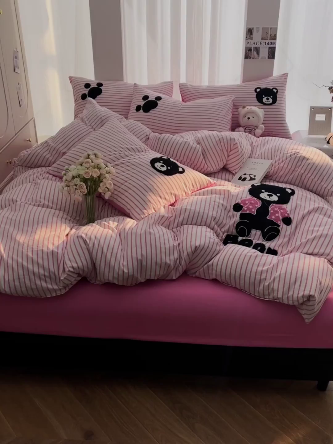 91家纺网 家纺一手货源 找家纺 炫拼家纺 2025新款A类全棉40支水洗棉毛巾绣四件套-卡通多巴胺 小黑熊