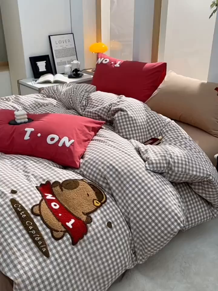 91家纺网 家纺一手货源 找家纺 炫拼家纺 2025新款A类全棉40支水洗棉毛巾绣四件套-卡通多巴胺 No-1