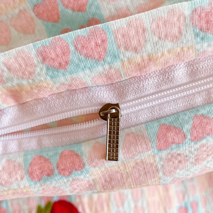 91家纺网 家纺一手货源 找家纺 维娜斯家纺 2025新款印花双层纱四件套亲肤柔软适合裸睡 奶油草莓