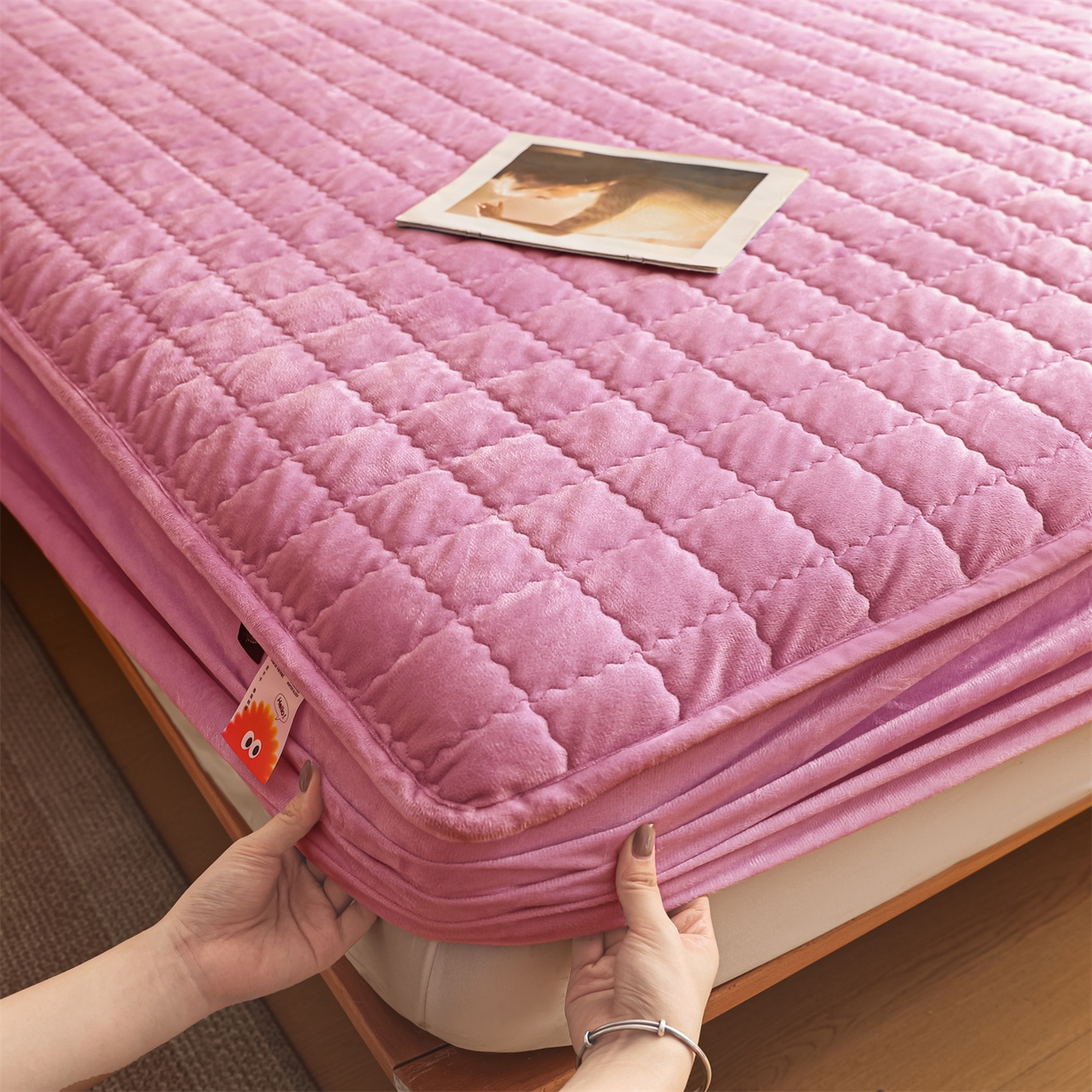 91家纺网 家纺一手货源 找家纺 潮邦创意家居 2025新款婴儿绒夹棉床笠单品单件床垫保护套 海棠粉