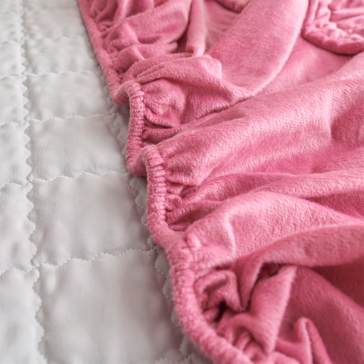 91家纺网 家纺一手货源 找家纺 潮邦创意家居 2025新款婴儿绒夹棉床笠单品单件床垫保护套 海棠粉