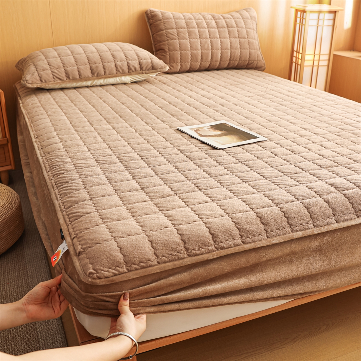 91家纺网 家纺一手货源 找家纺 潮邦创意家居 2025新款婴儿绒夹棉床笠单品单件床垫保护套 卡其