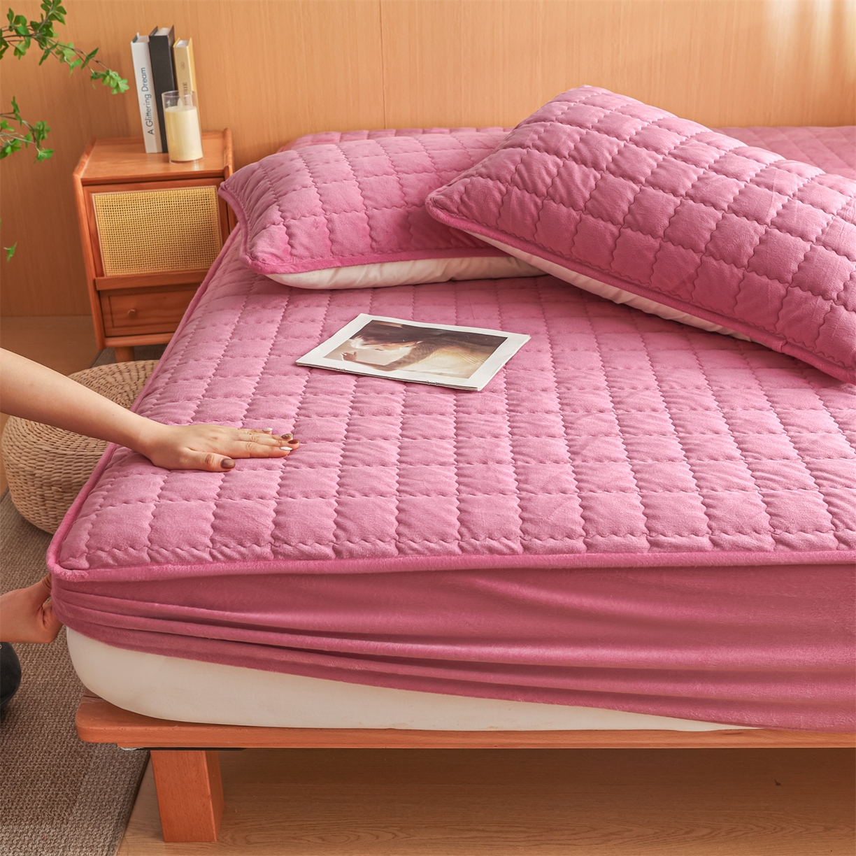 91家纺网 家纺一手货源 找家纺 潮邦创意家居 2025新款婴儿绒夹棉床笠单品单件床垫保护套 海棠粉