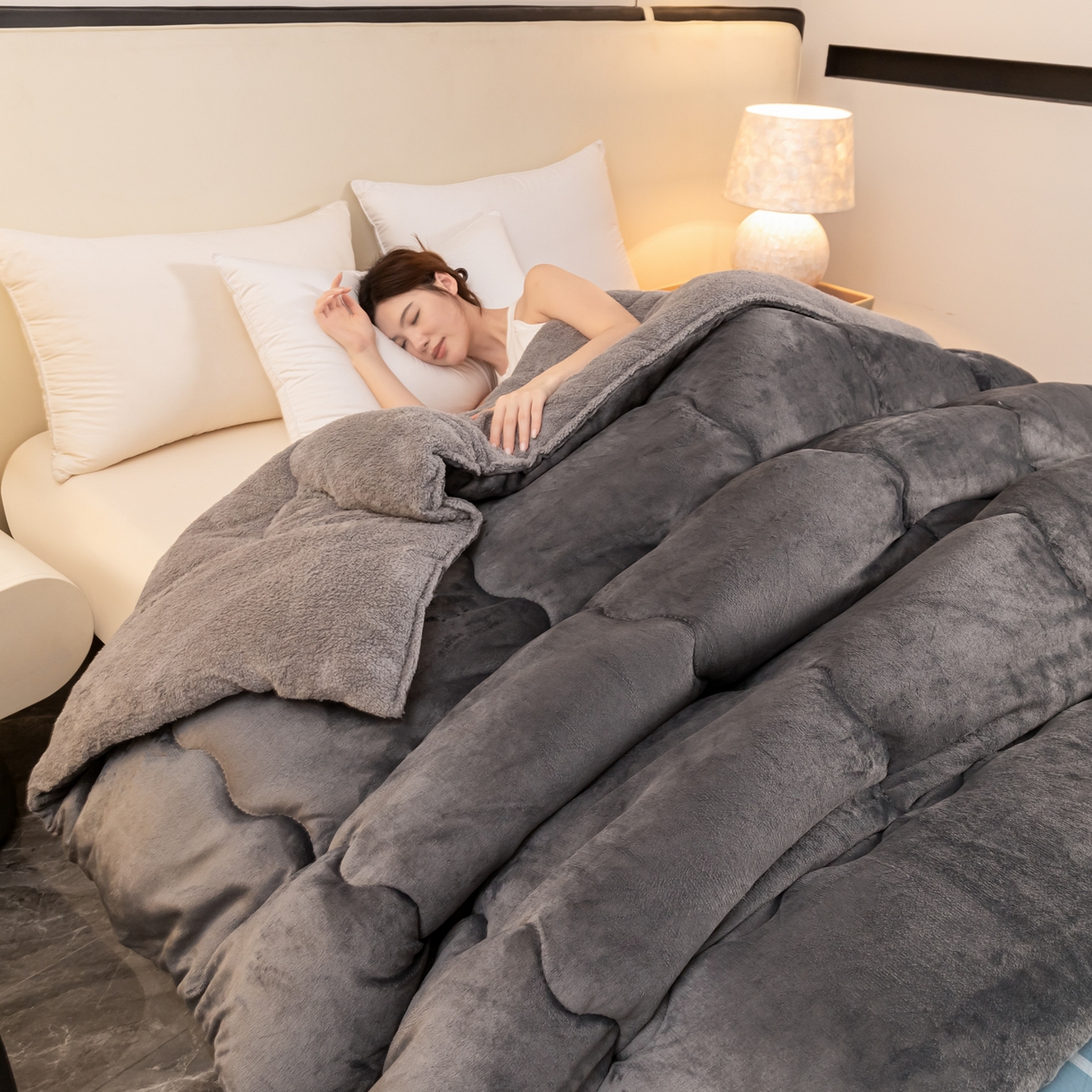 91家纺网 家纺一手货源 找家纺 永耀家纺 2025新款牛奶绒冬被羊羔绒被子跨境外贸电商直播网销供货 灰色