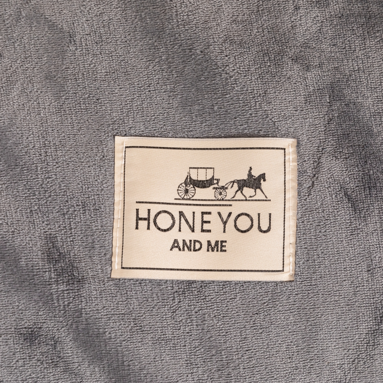 91家纺网 家纺一手货源 找家纺 永耀家纺 2025新款牛奶绒冬被羊羔绒被子跨境外贸电商直播网销供货 灰色