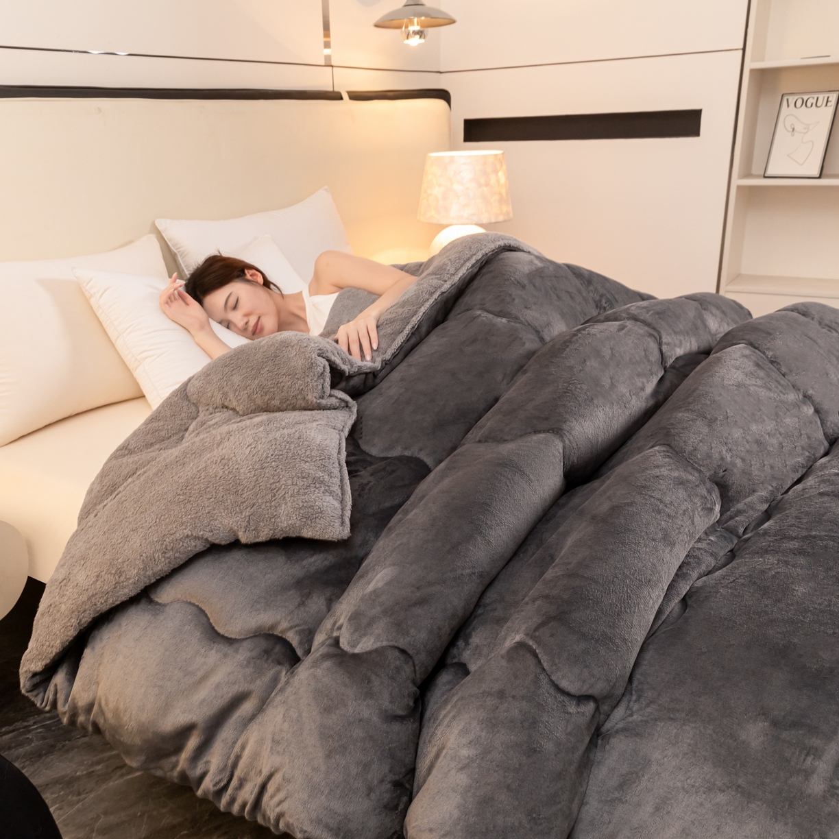 91家纺网 家纺一手货源 找家纺 永耀家纺 2025新款牛奶绒冬被羊羔绒被子跨境外贸电商直播网销供货 灰色