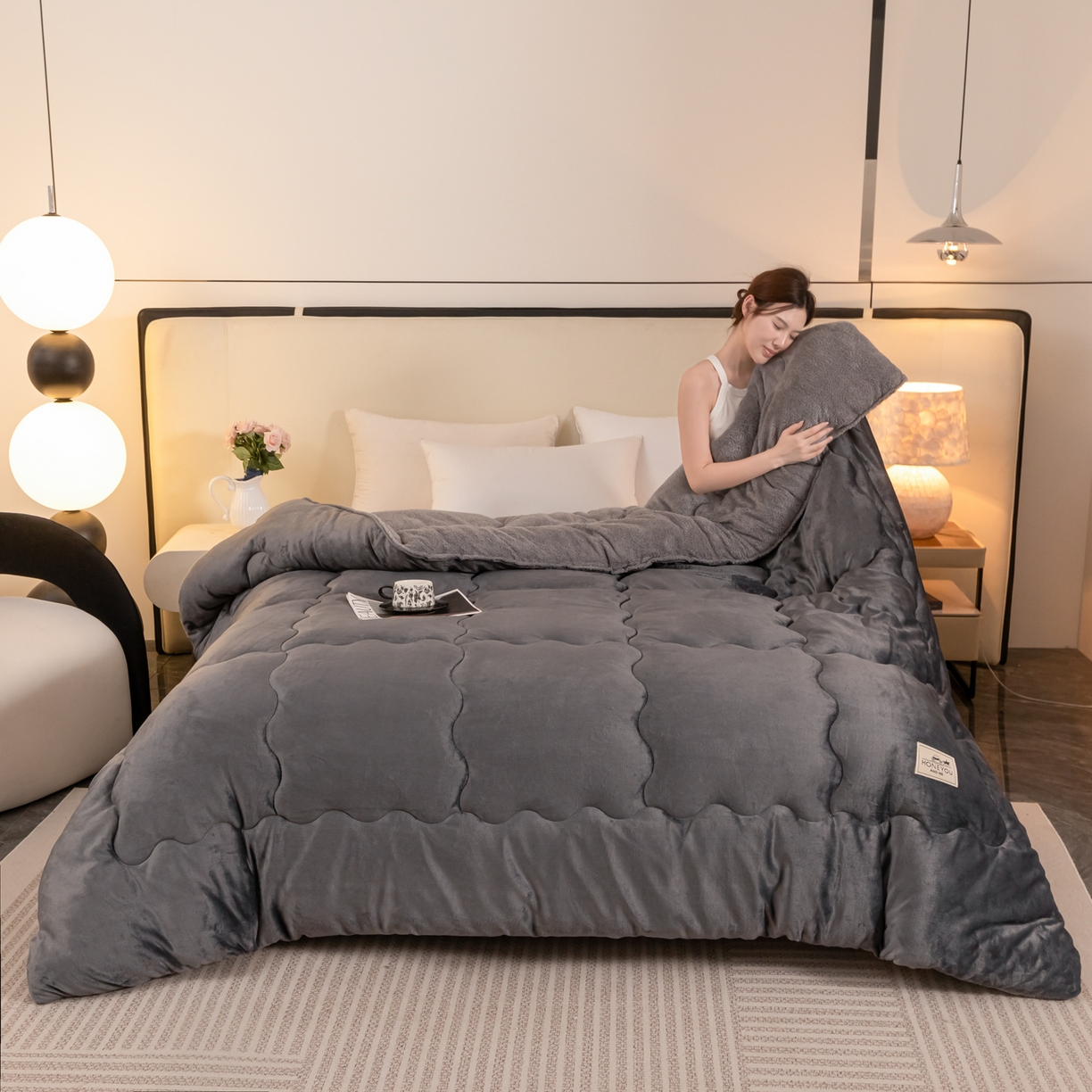 91家纺网 家纺一手货源 找家纺 永耀家纺 2025新款牛奶绒冬被羊羔绒被子跨境外贸电商直播网销供货 灰色