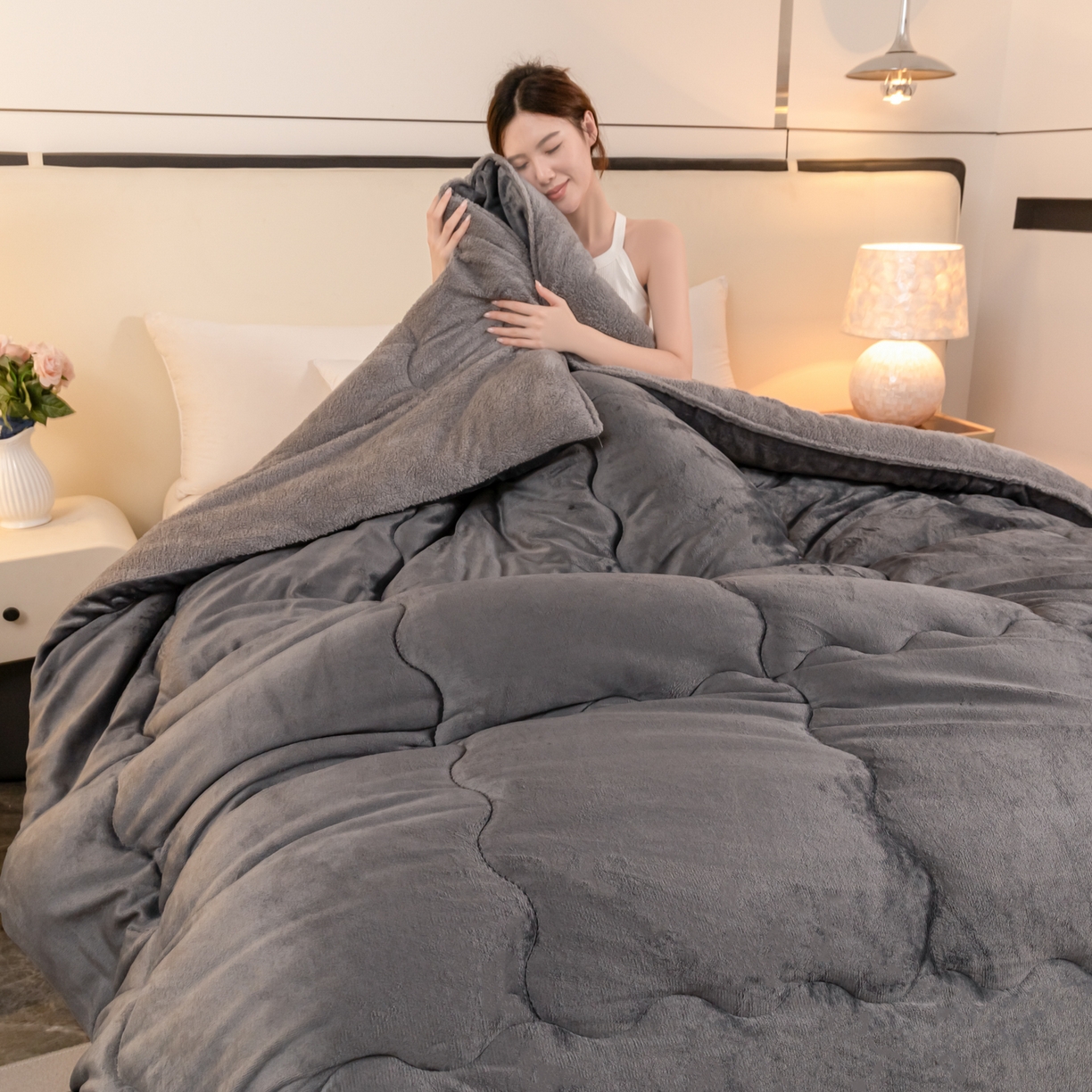 91家纺网 家纺一手货源 找家纺 永耀家纺 2025新款牛奶绒冬被羊羔绒被子跨境外贸电商直播网销供货 灰色