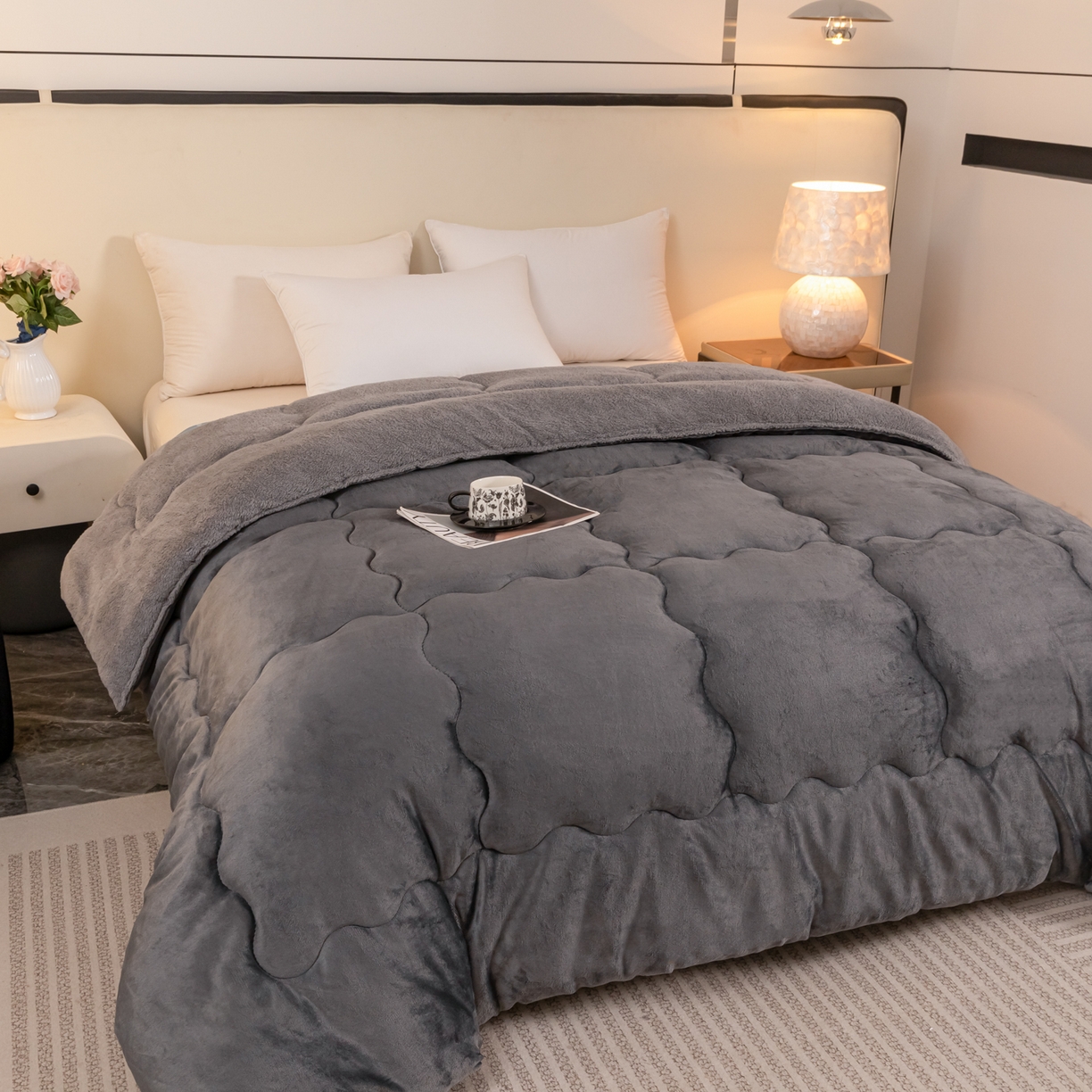 91家纺网 家纺一手货源 找家纺 永耀家纺 2025新款牛奶绒冬被羊羔绒被子跨境外贸电商直播网销供货 灰色