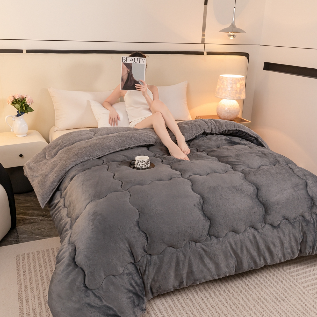 91家纺网 家纺一手货源 找家纺 永耀家纺 2025新款牛奶绒冬被羊羔绒被子跨境外贸电商直播网销供货 灰色